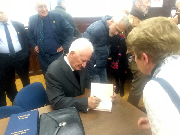 Промовисана књига Матије Бећковића: Ко не зна ћирилицу,не уме да прочита своју личну карту (ФОТО)